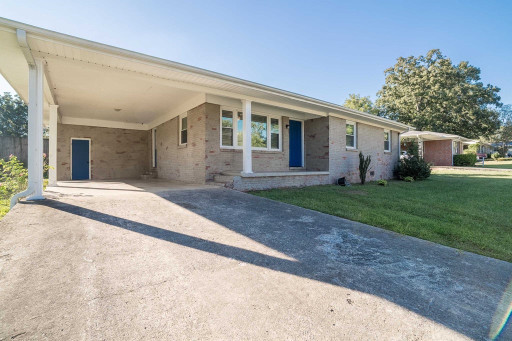 Photo of 1211 Ave B, Cullman, AL 35055 (MLS # 531747)