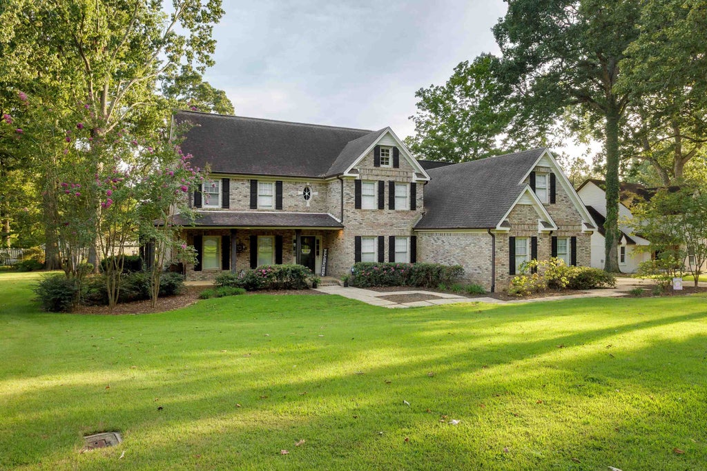 Photo of 105 Willow Oak Dr, Muscle Shoals, AL 35661 (MLS # 531229)