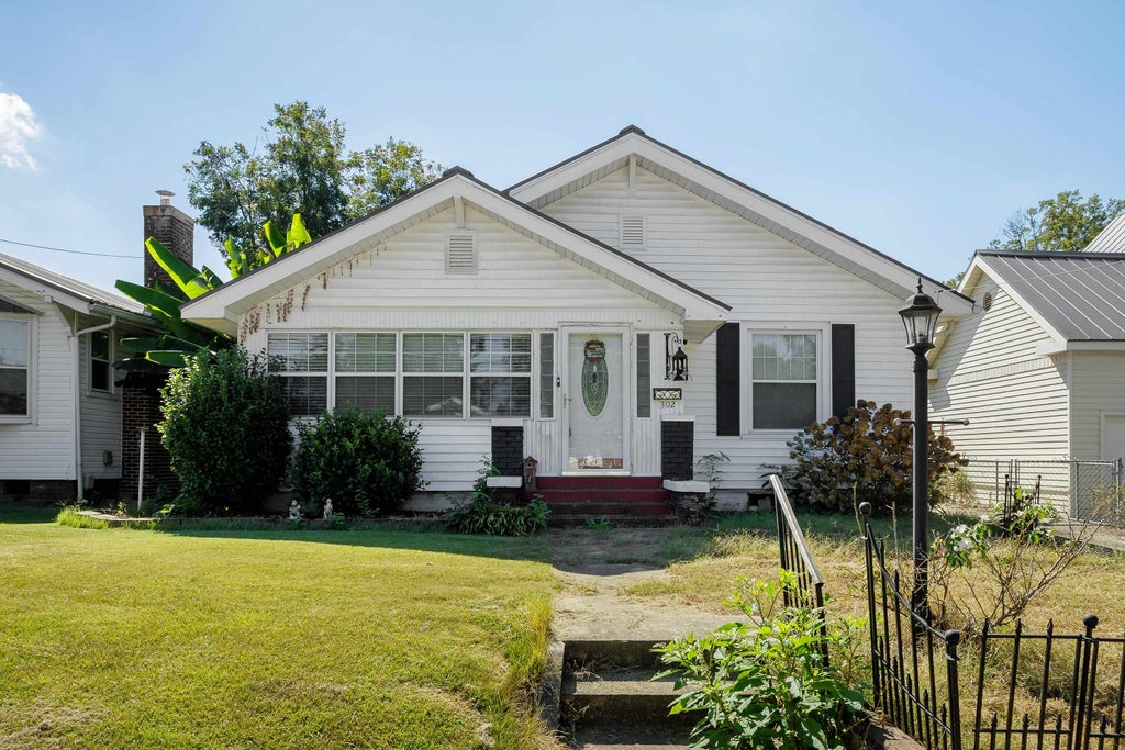 Photo of 302 E 2nd St, Tuscumbia, AL 35674 (MLS # 531548)