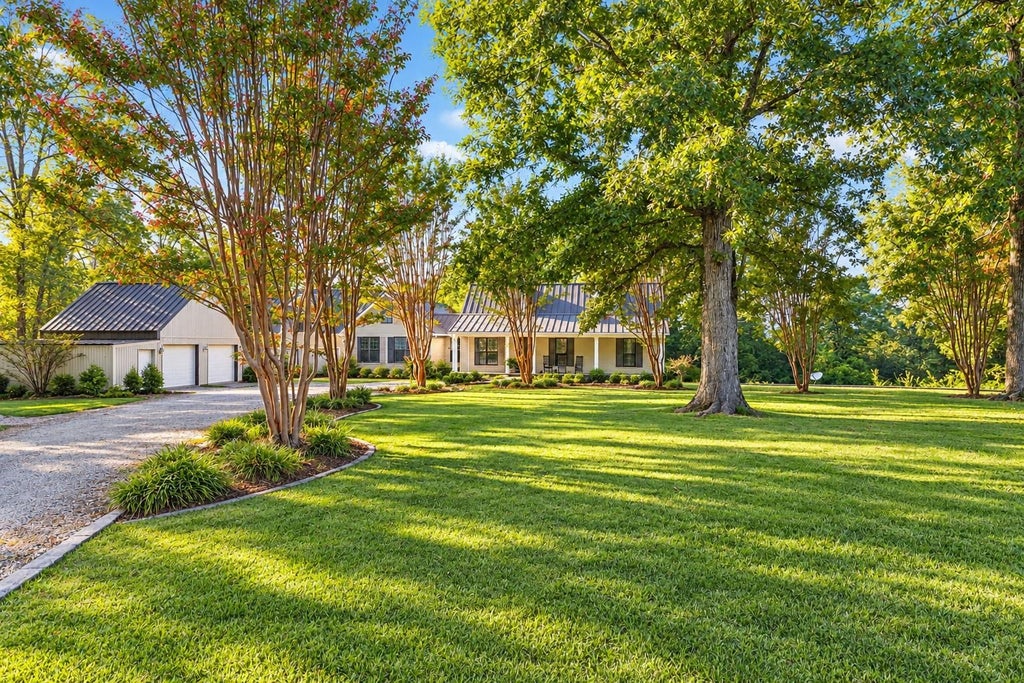 Photo of 2535 County Farm Rd, Tuscumbia, AL 35674 (MLS # 531628)