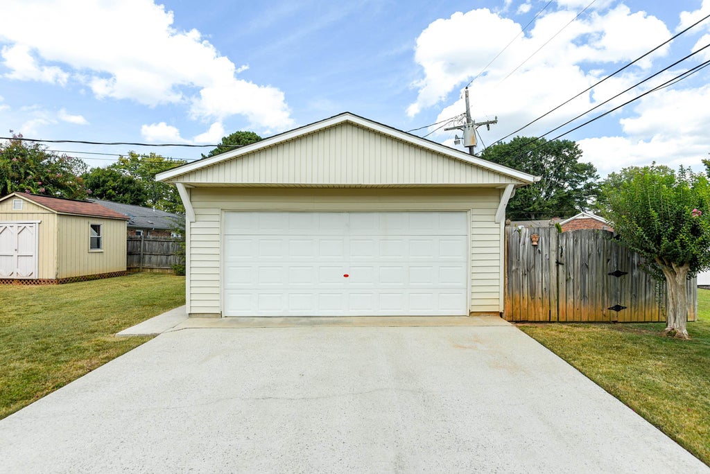 Photo of 2502 Trenton Pl, Florence, AL 35630 (MLS # 531571)