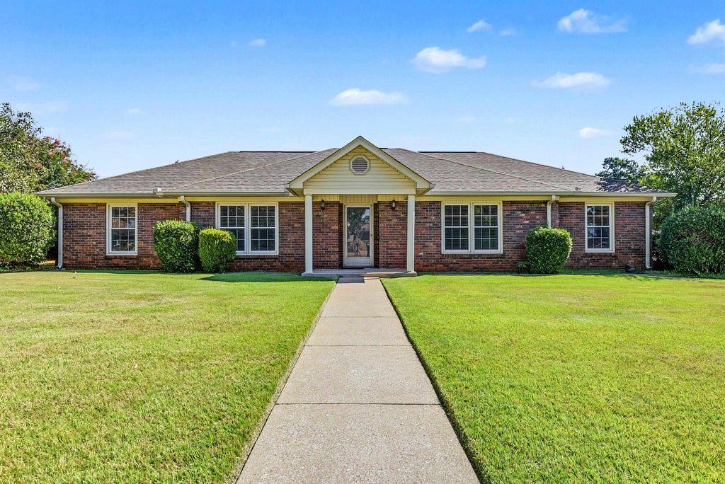 Photo of 2502 Trenton Pl, Florence, AL 35630 (MLS # 531571)