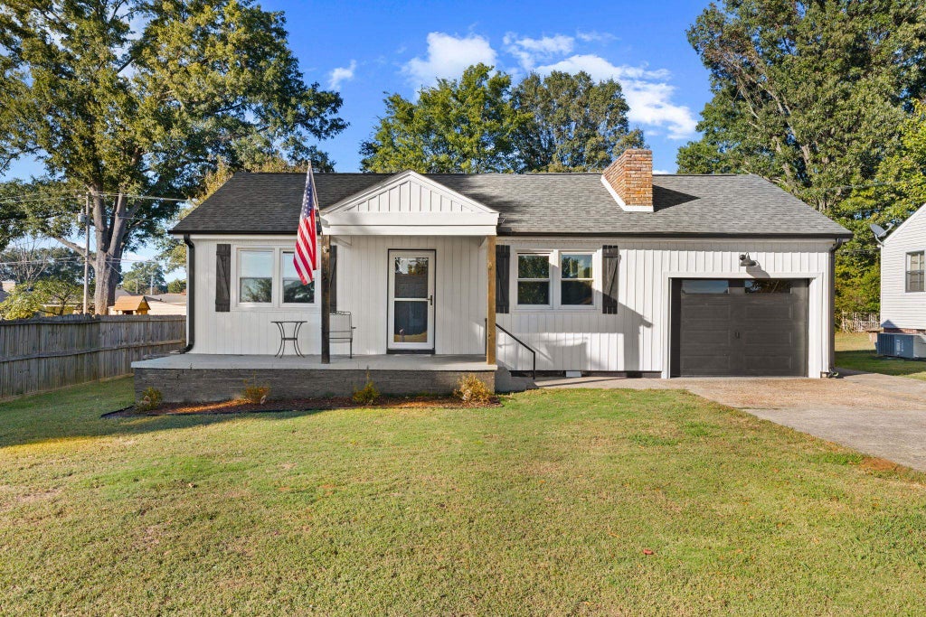 Photo of 707 Ford Ave, Muscle Shoals, AL 35661 (MLS # 531908)