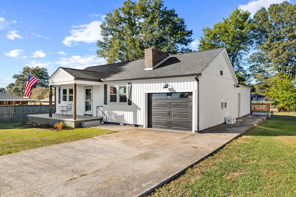 Photo of 707 Ford Ave, Muscle Shoals, AL 35661 (MLS # 531908)
