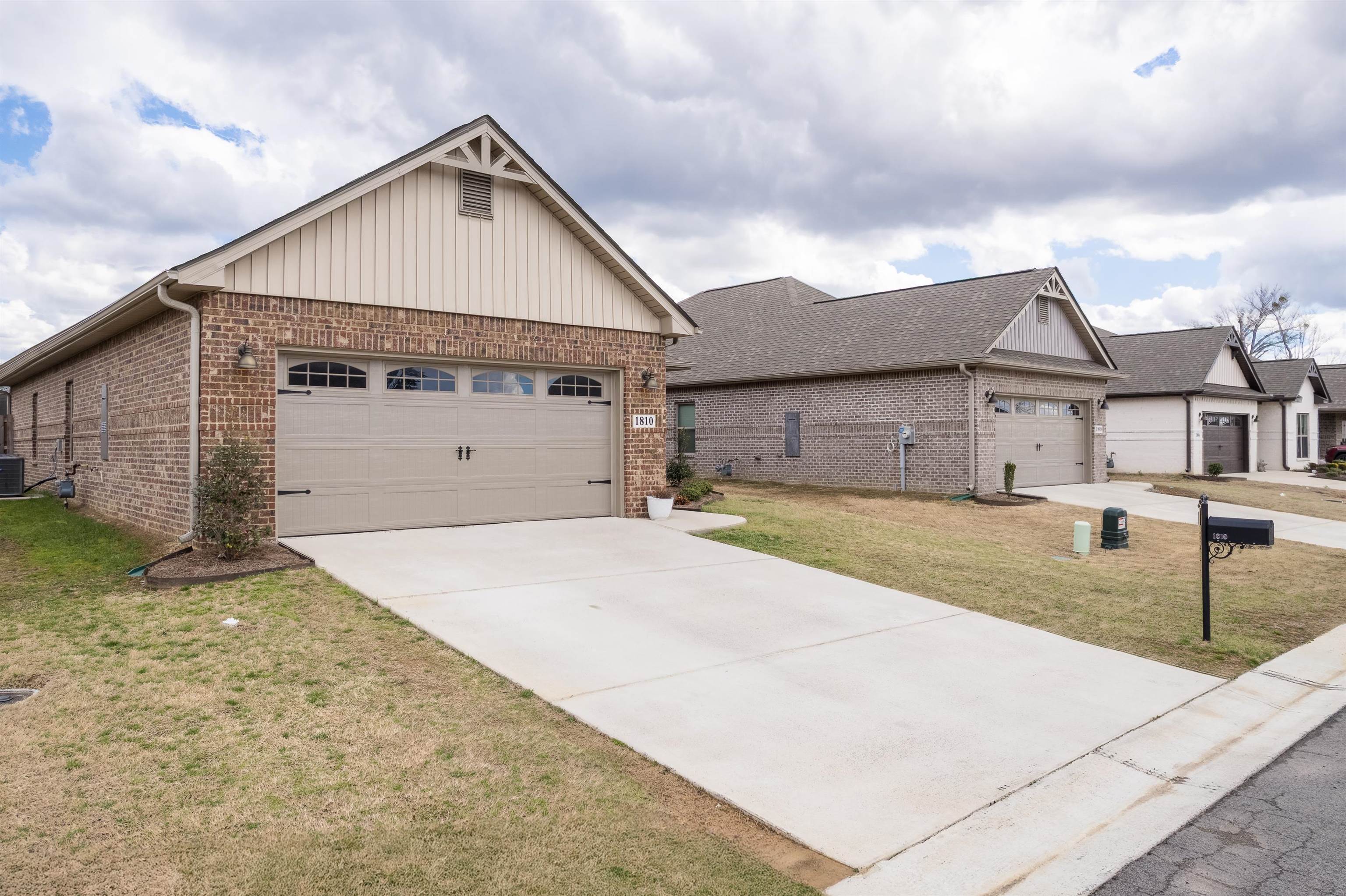 1810 Shadowbrook Ln