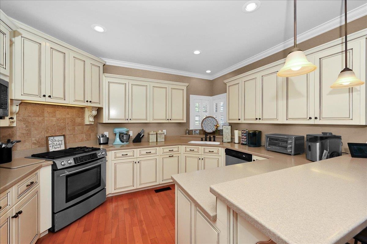 2212 Lakeshore Dr SW