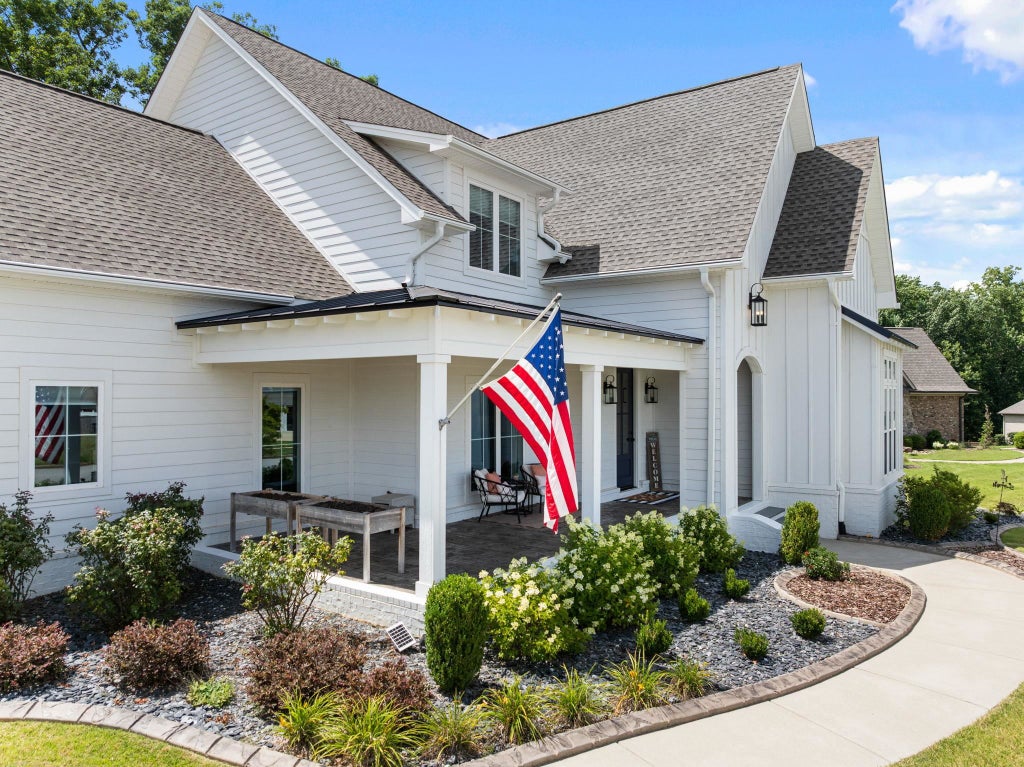 Photo of 228 Chestnut Oak Dr, Florence, AL 35633 (MLS # 529622)