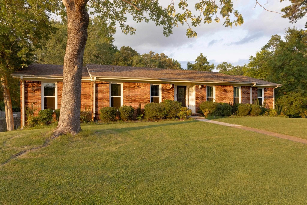 Photo of 222 Roxie Dr, Florence, AL 35633 (MLS # 529727)