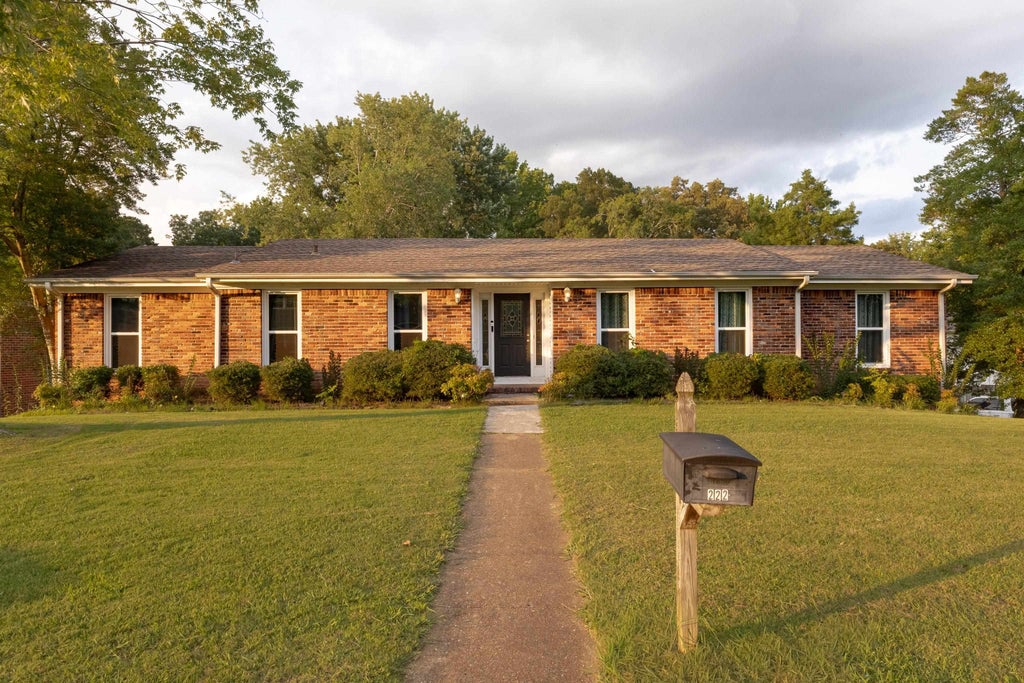 Photo of 222 Roxie Dr, Florence, AL 35633 (MLS # 529727)