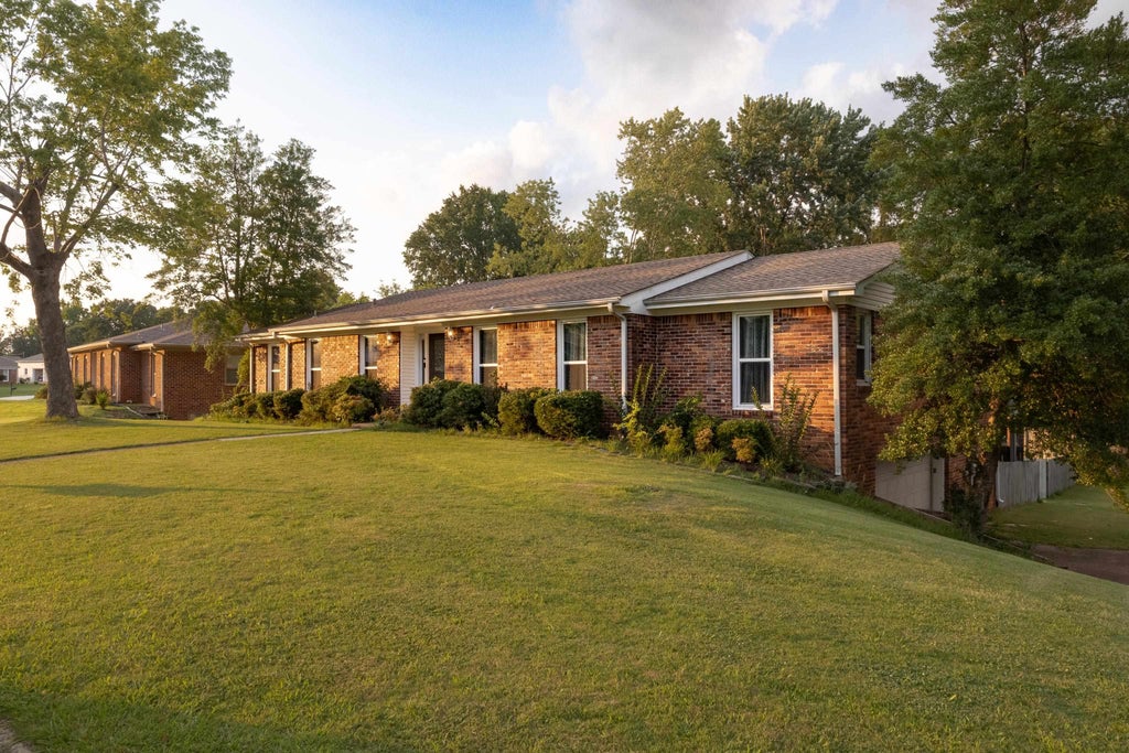 Photo of 222 Roxie Dr, Florence, AL 35633 (MLS # 529727)