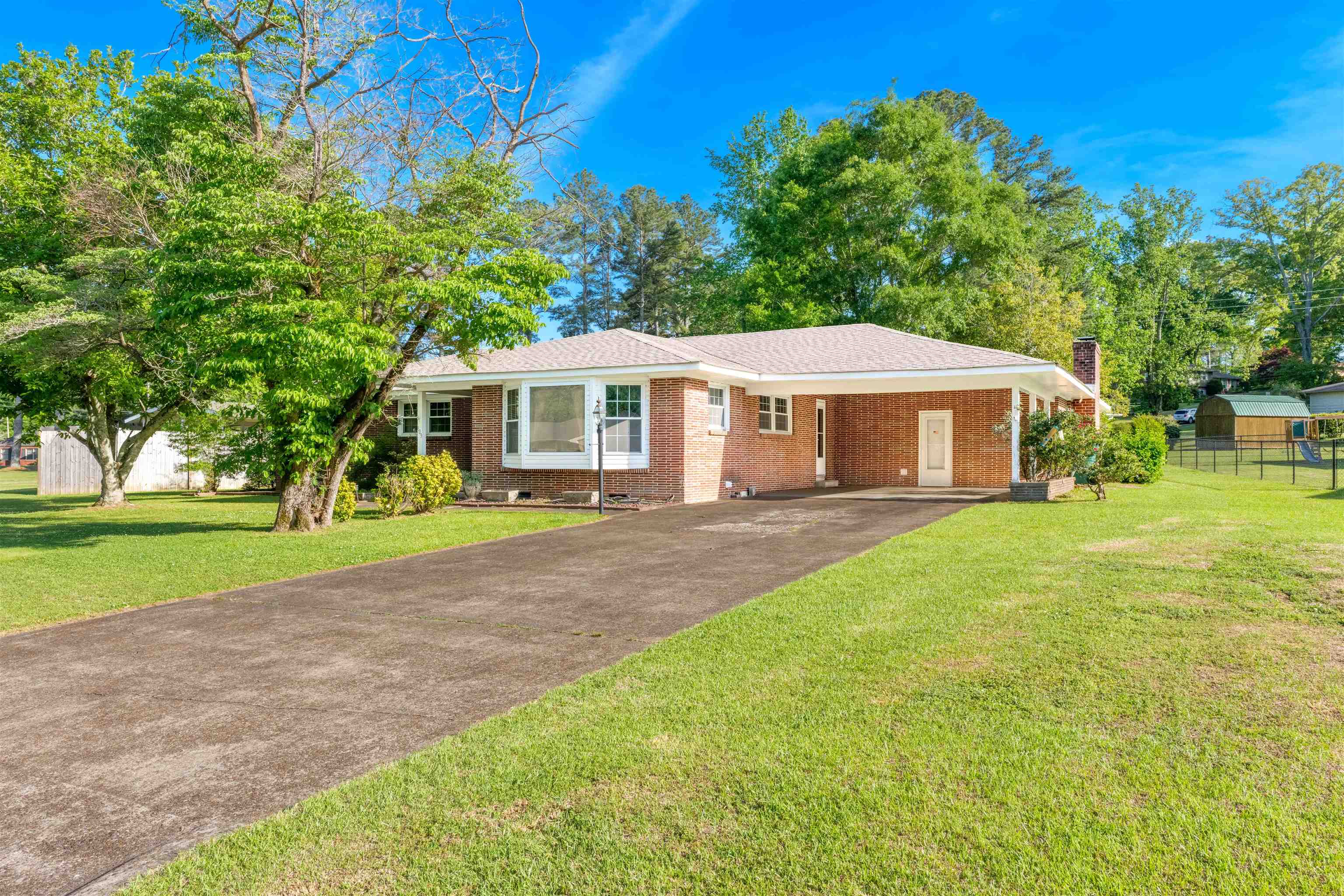 Photo 1 of 37 — 103 Rivermont Dr, Sheffield, AL 35660