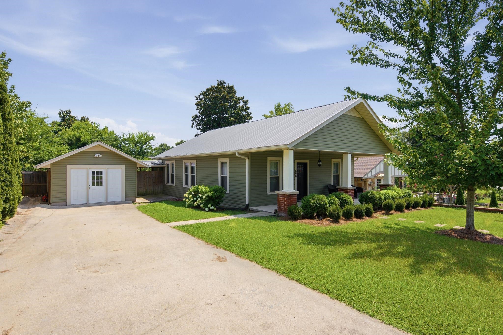 506 4th St SE