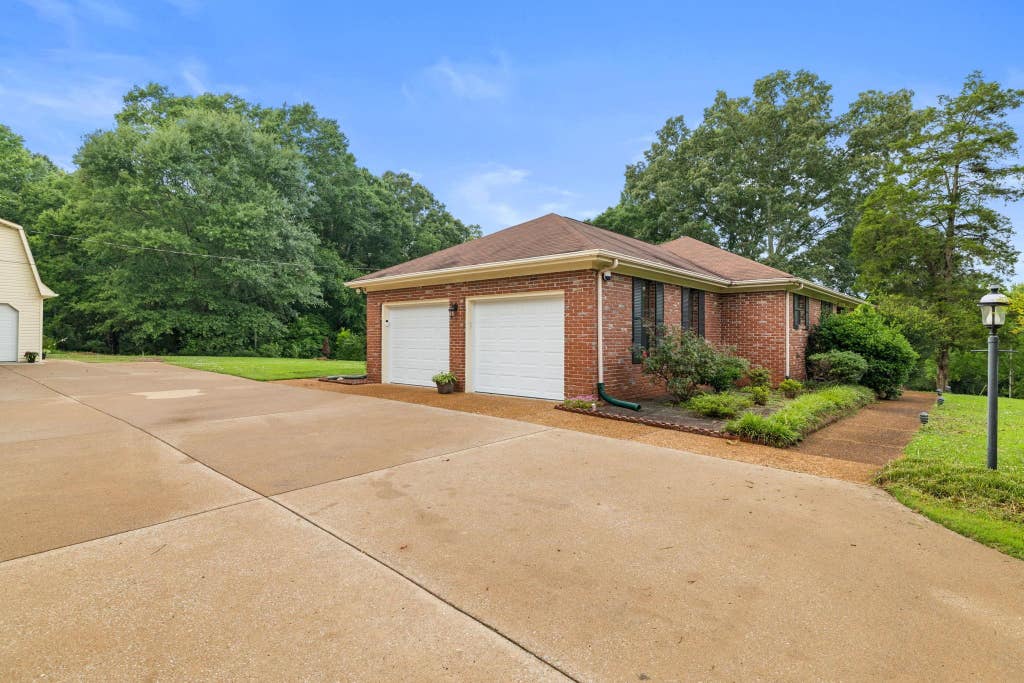 Photo of 517 Springwood Dr, Florence, AL 35634 (MLS # 529393)