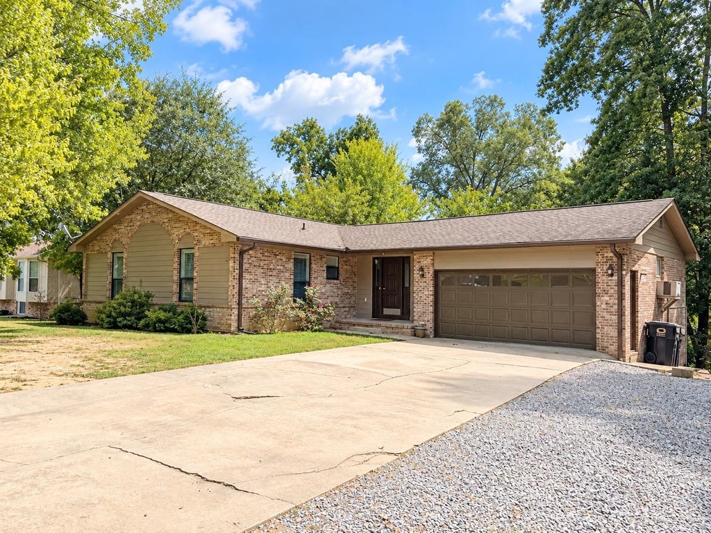 Photo of 1418 Lessman St SW, Cullman, AL 35055 (MLS # 531205)
