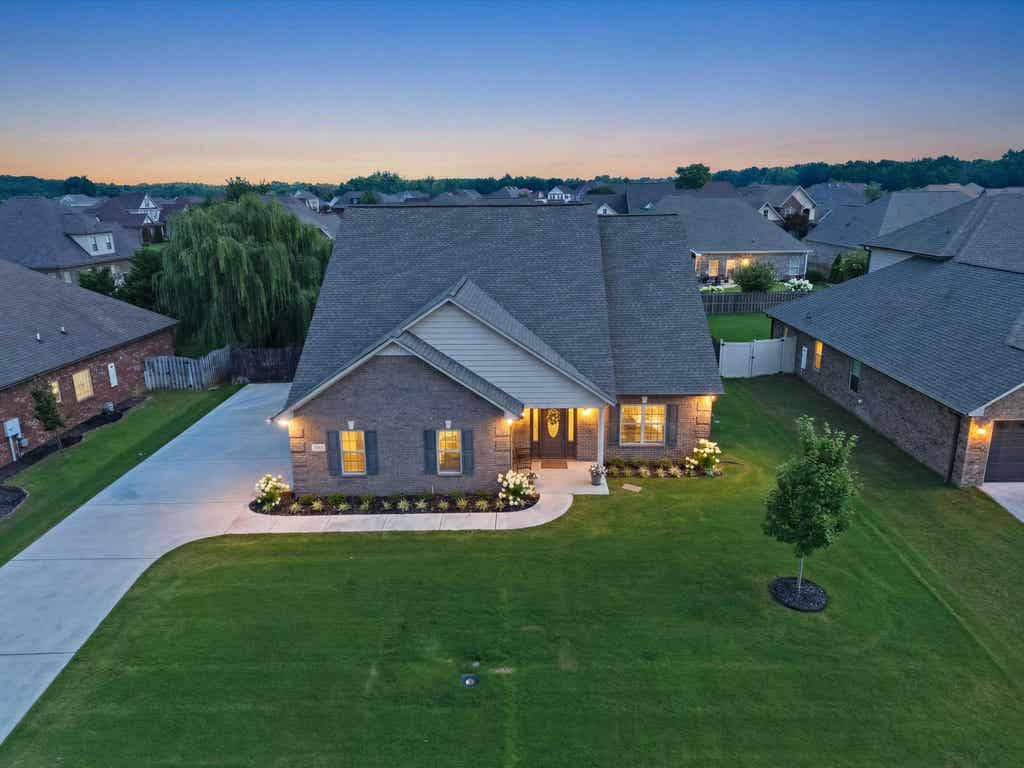 Photo of 22883 Pin Oak Dr, Athens, AL 35613 (MLS # 529977)