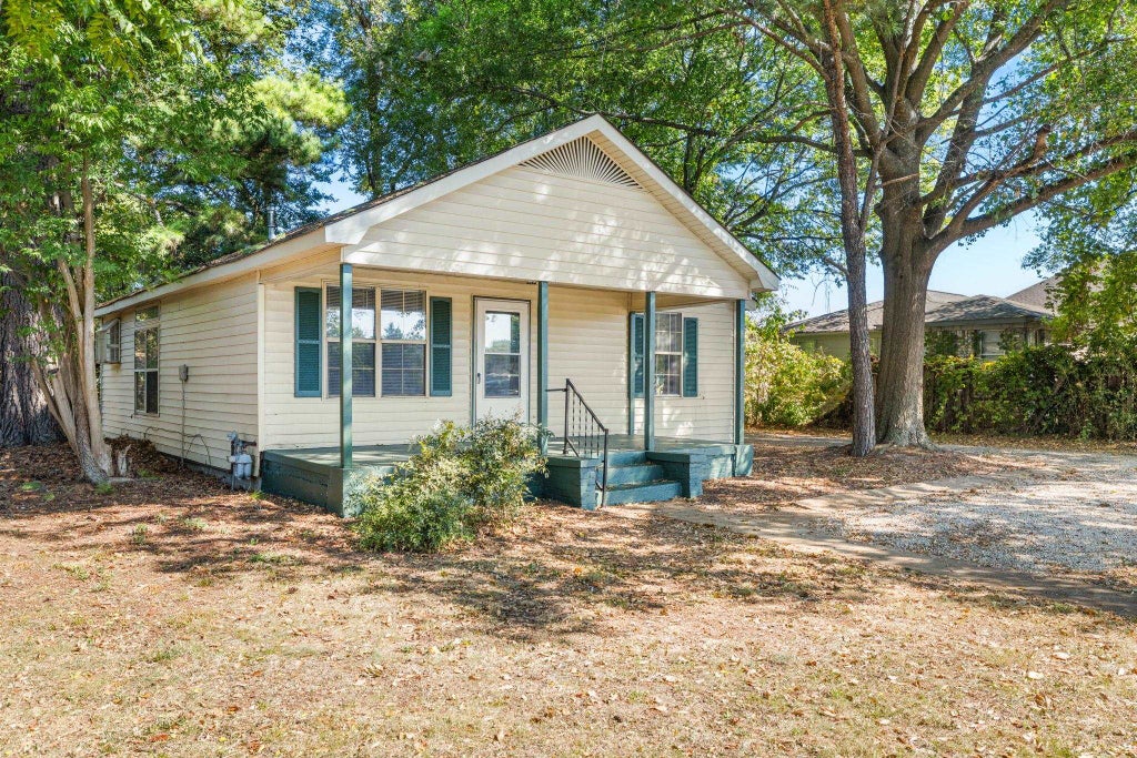Photo of 603 Highland Ave, Muscle Shoals, AL 35661 (MLS # 531674)