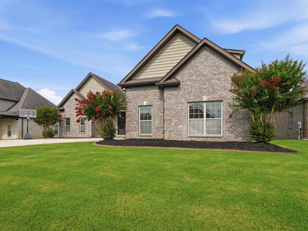 Photo of 22663 Bluffview Dr, Athens, AL 35613 (MLS # 530120)