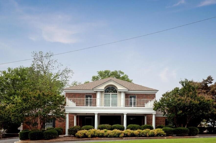 302 W Dr Hicks Blvd