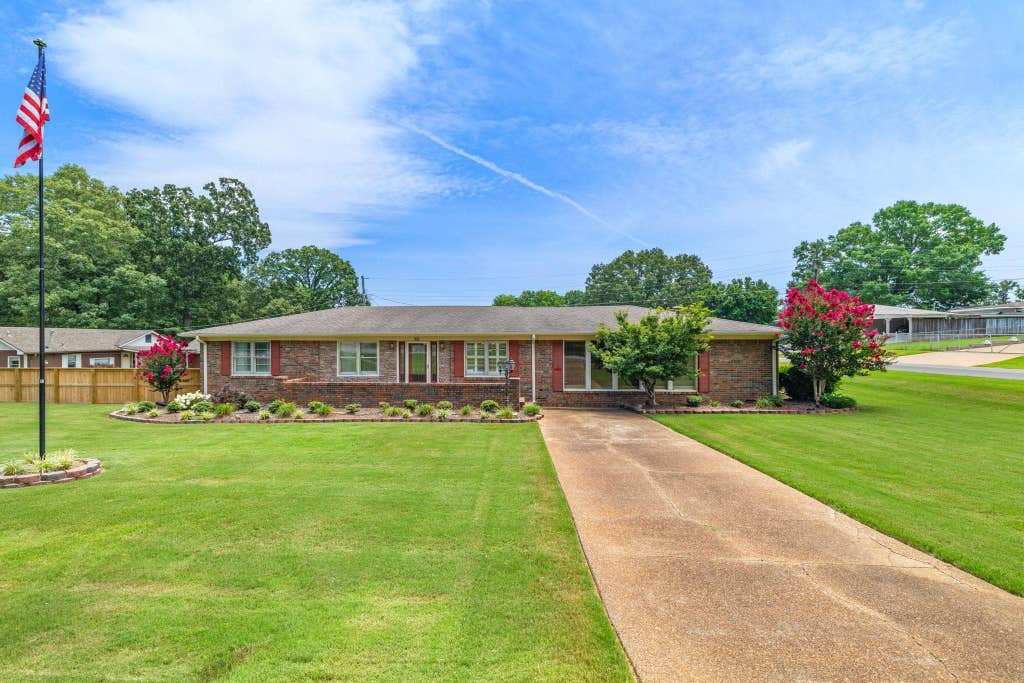 Photo of 300 Tennessee River Dr, Muscle Shoals, AL 35661 (MLS # 529894)