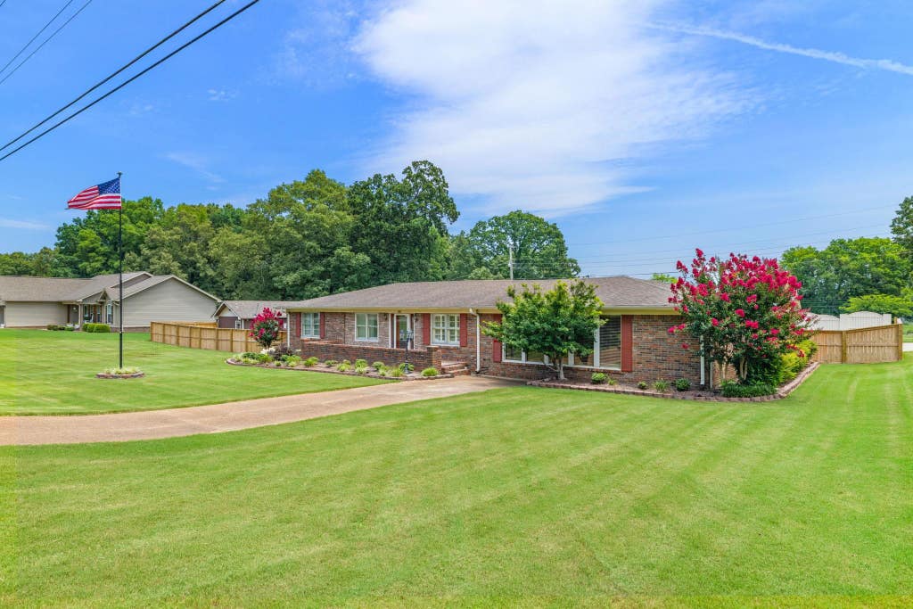 Photo of 300 Tennessee River Dr, Muscle Shoals, AL 35661 (MLS # 529894)
