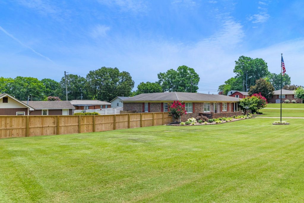 Photo of 300 Tennessee River Dr, Muscle Shoals, AL 35661 (MLS # 529894)