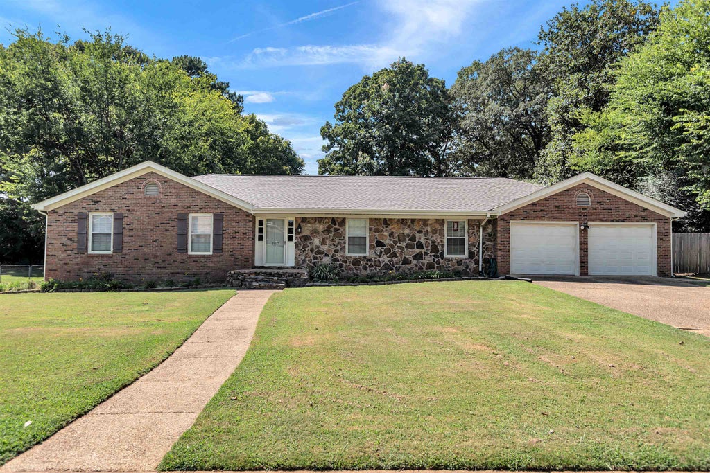 Photo of 1907 Broadway Blvd, Florence, AL 35630 (MLS # 531769)