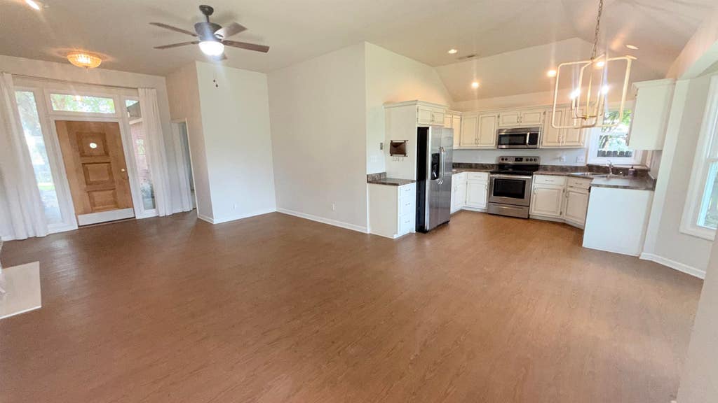 Photo of 305 E Pershing Ave, Muscle Shoals, AL 35661 (MLS # 530126)