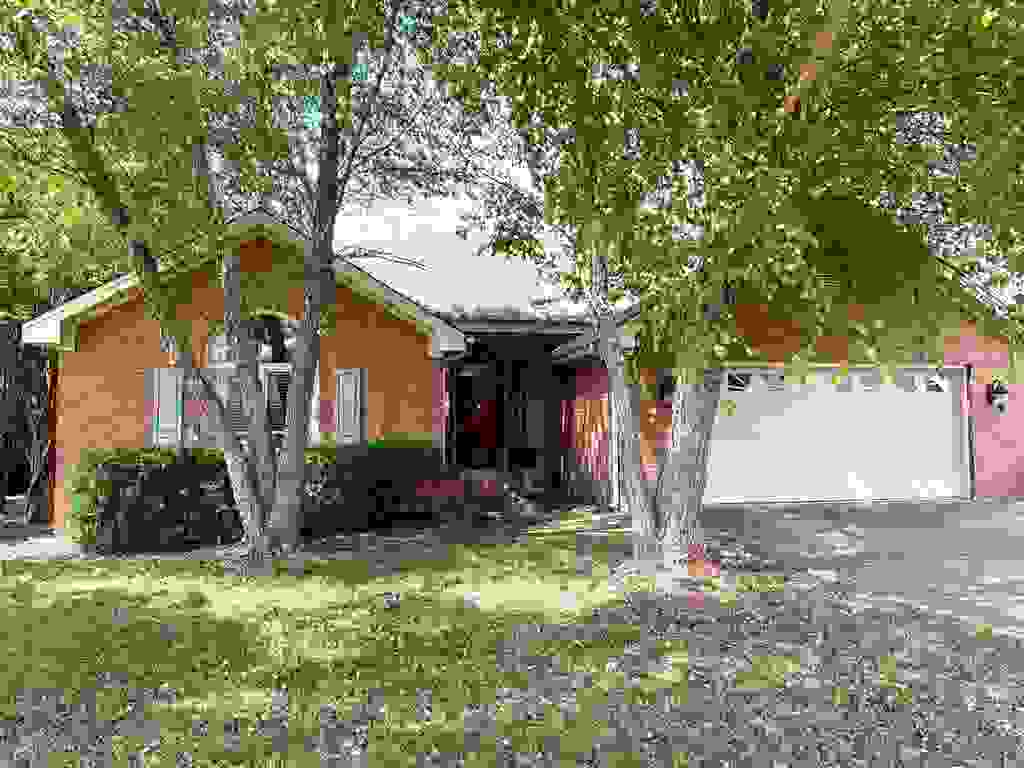 Photo of 305 E Pershing Ave, Muscle Shoals, AL 35661 (MLS # 530126)
