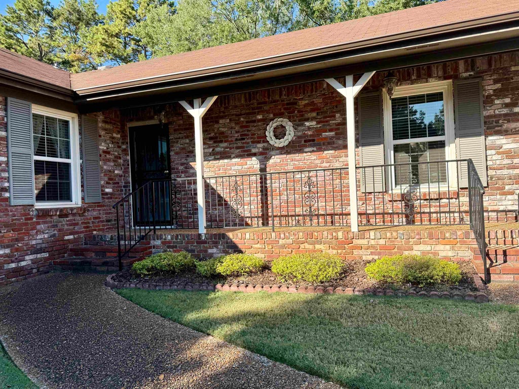 Photo of 109 Creekwood Cir, Florence, AL 35630 (MLS # 531748)