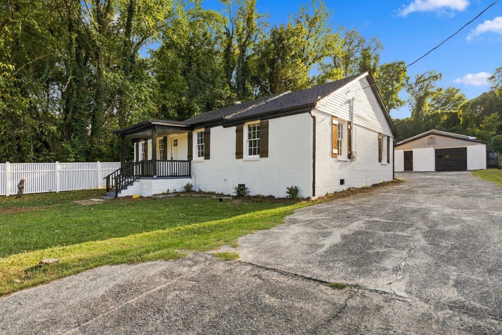 Photo of 323 N Royal Ave, Florence, AL 35630 (MLS # 531438)
