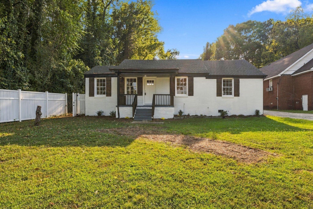 Photo of 323 N Royal Ave, Florence, AL 35630 (MLS # 531438)