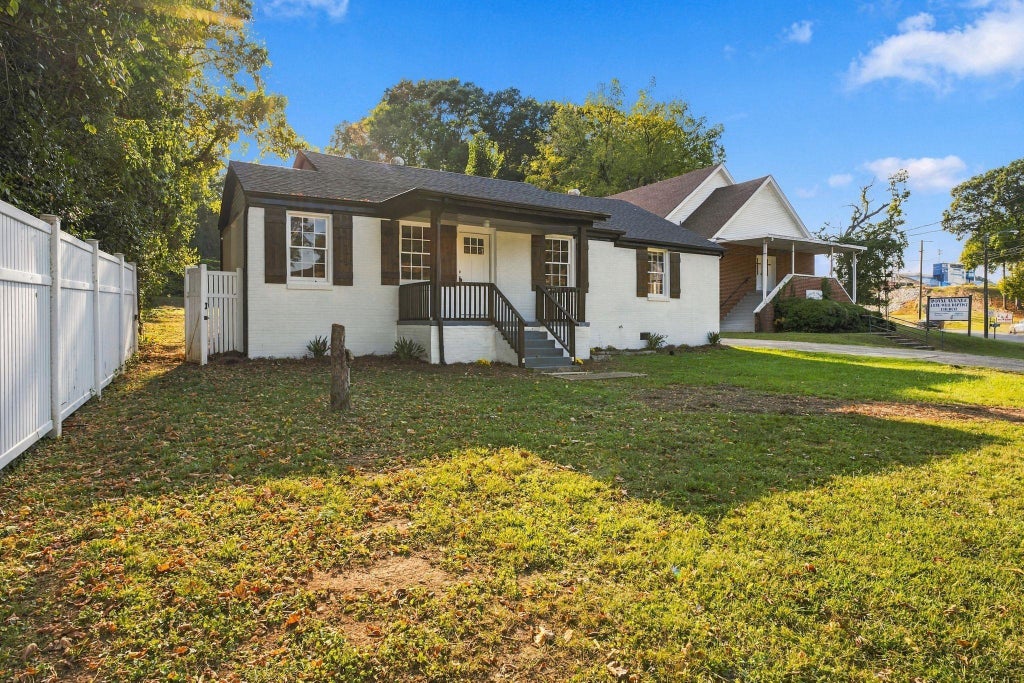 Photo of 323 N Royal Ave, Florence, AL 35630 (MLS # 531438)