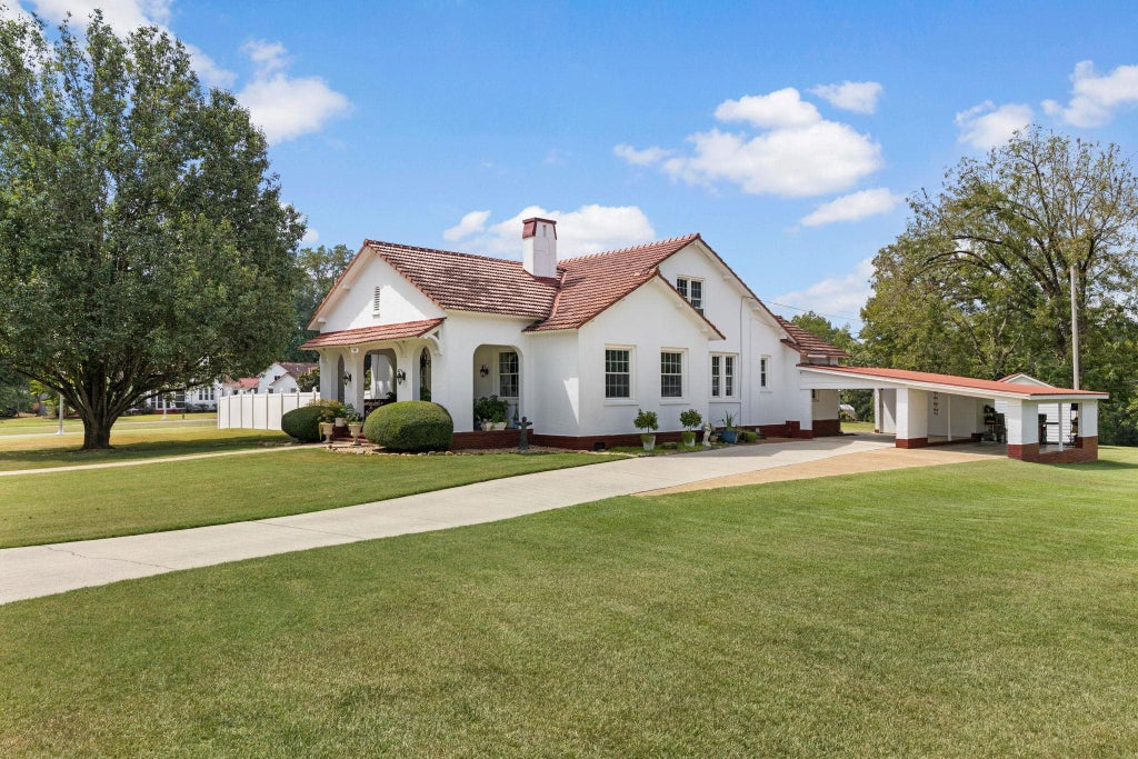 Photo of 700 Wilson Dam Cir, Sheffield, AL 35660 (MLS # 531204)