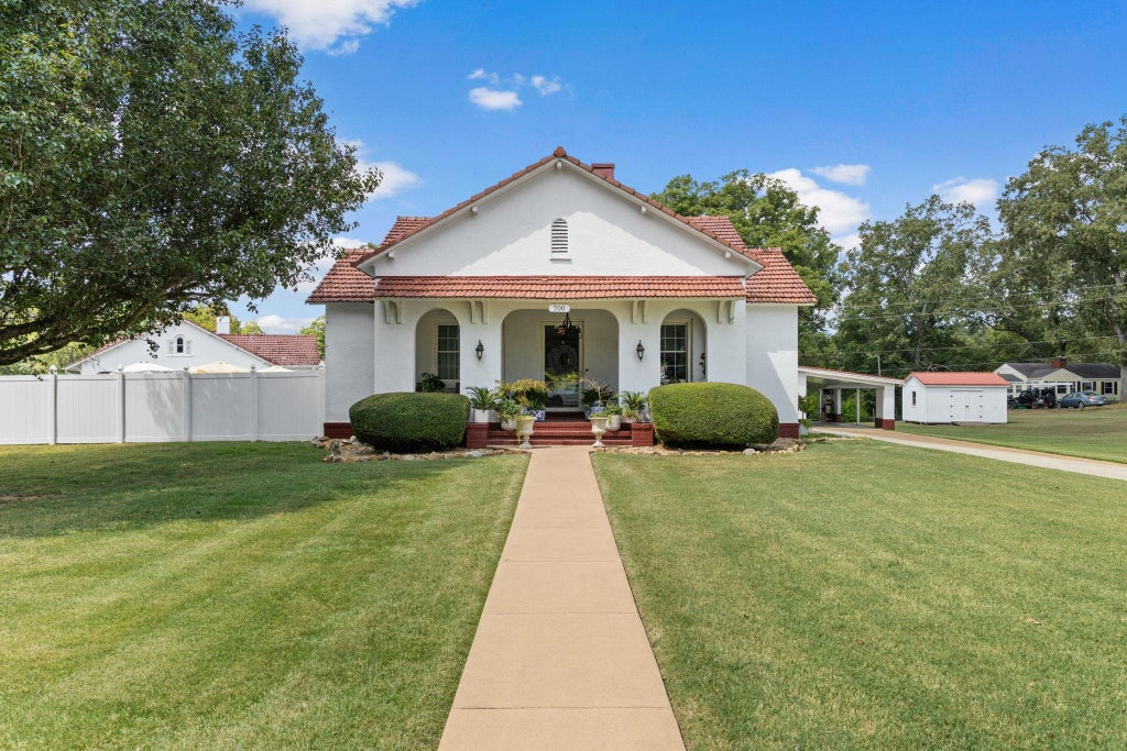Photo of 700 Wilson Dam Cir, Sheffield, AL 35660 (MLS # 531204)