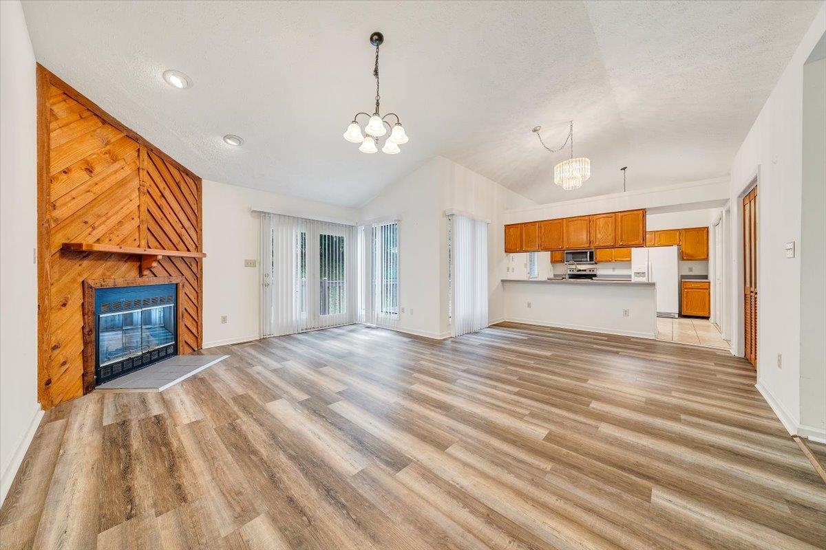206 Sheppard Avenue