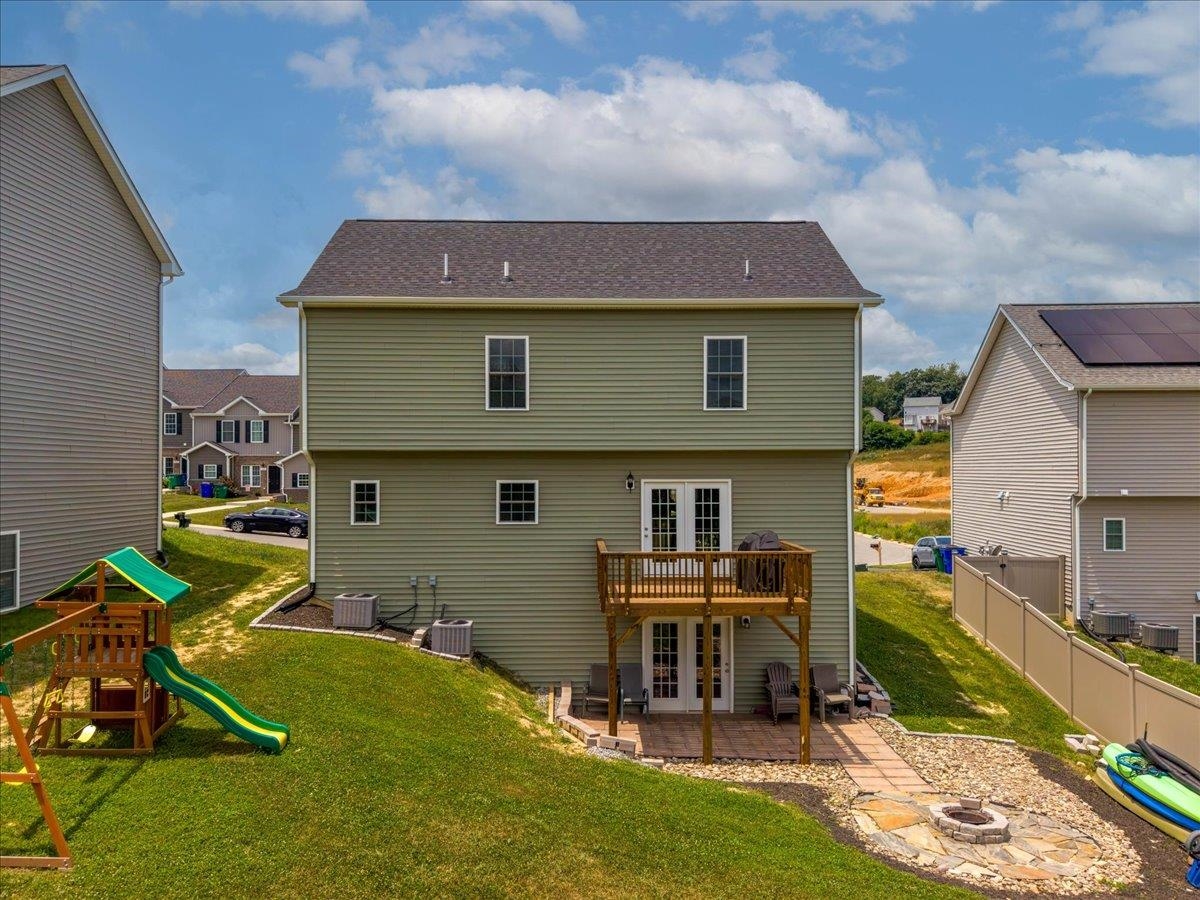 990 Holland Loop