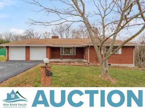 935 HUMMINGBIRD Drive SW Christiansburg VA 24073