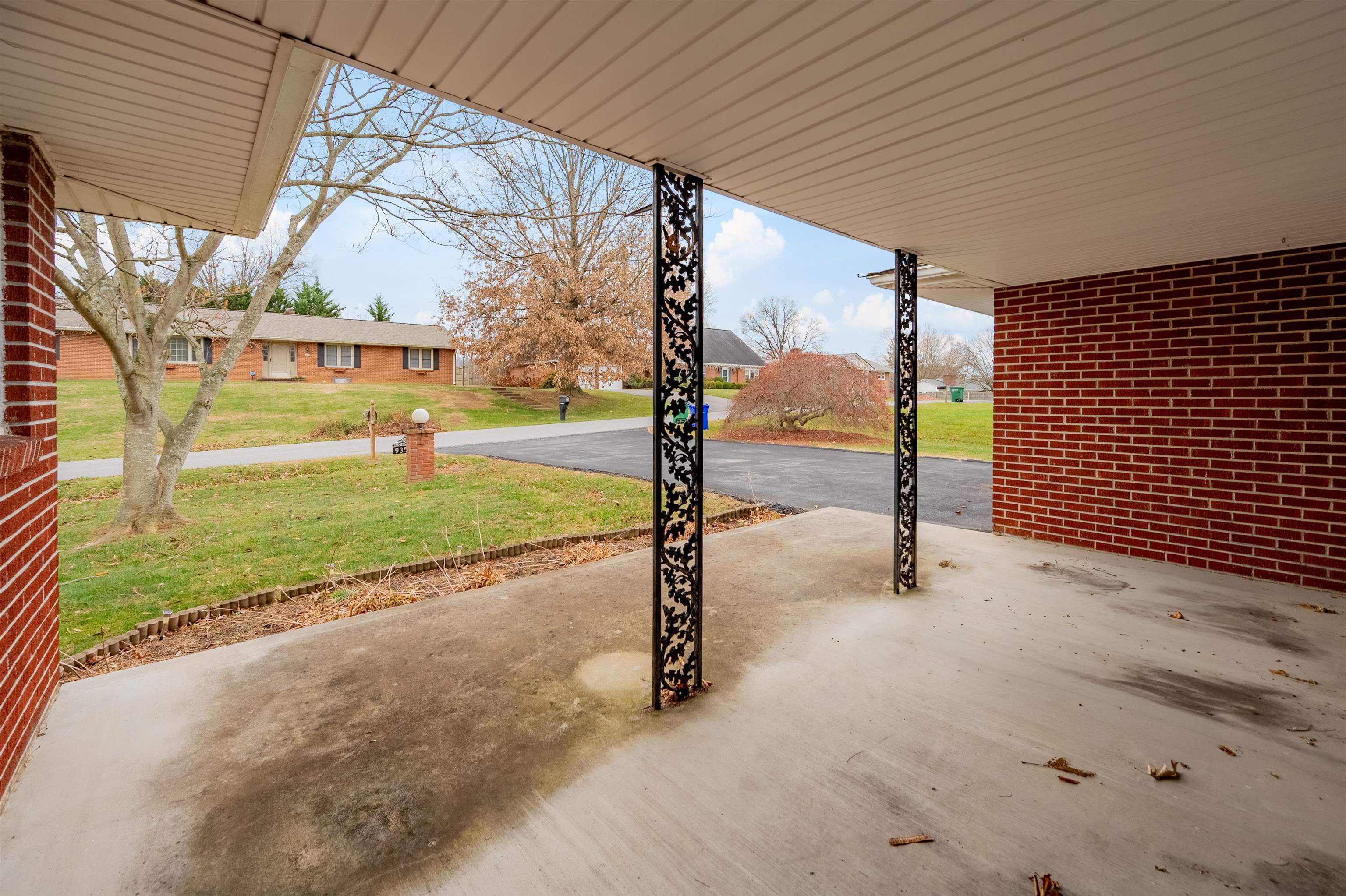 935 HUMMINGBIRD Drive SW