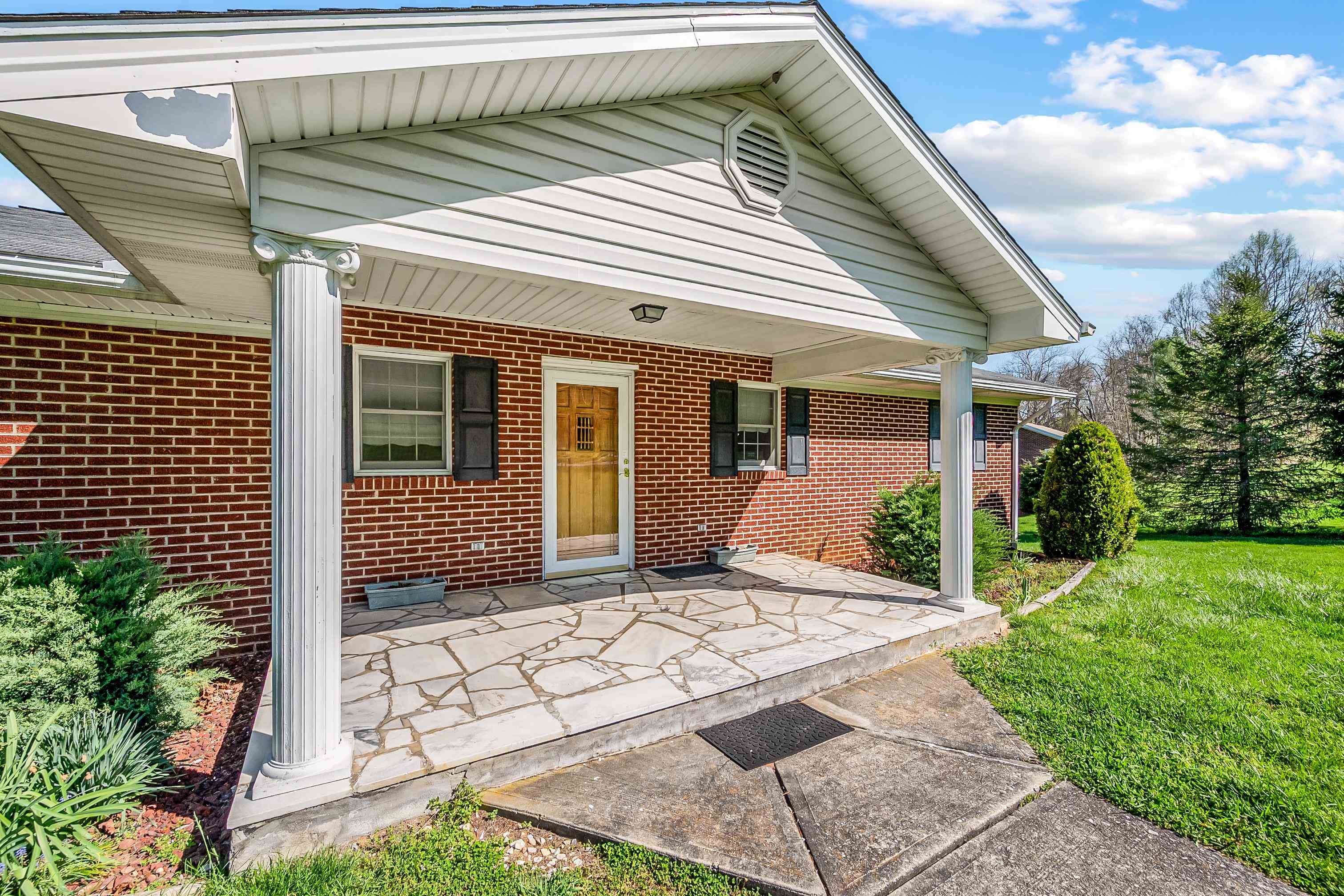 Rural Retreat, Virginia 24368, United States, 3 Bedrooms Bedrooms, ,3 BathroomsBathrooms,Residential,Pending,59132