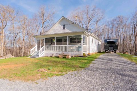 725 Cross Avenue Pearisburg VA 24134
