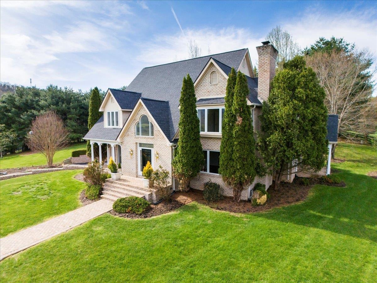 855 DEERCROFT Drive