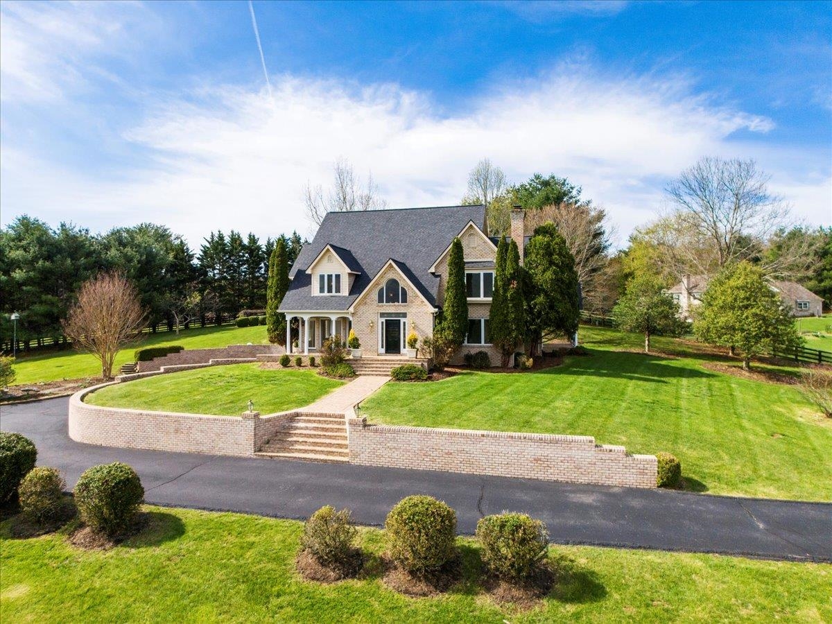 855 DEERCROFT Drive