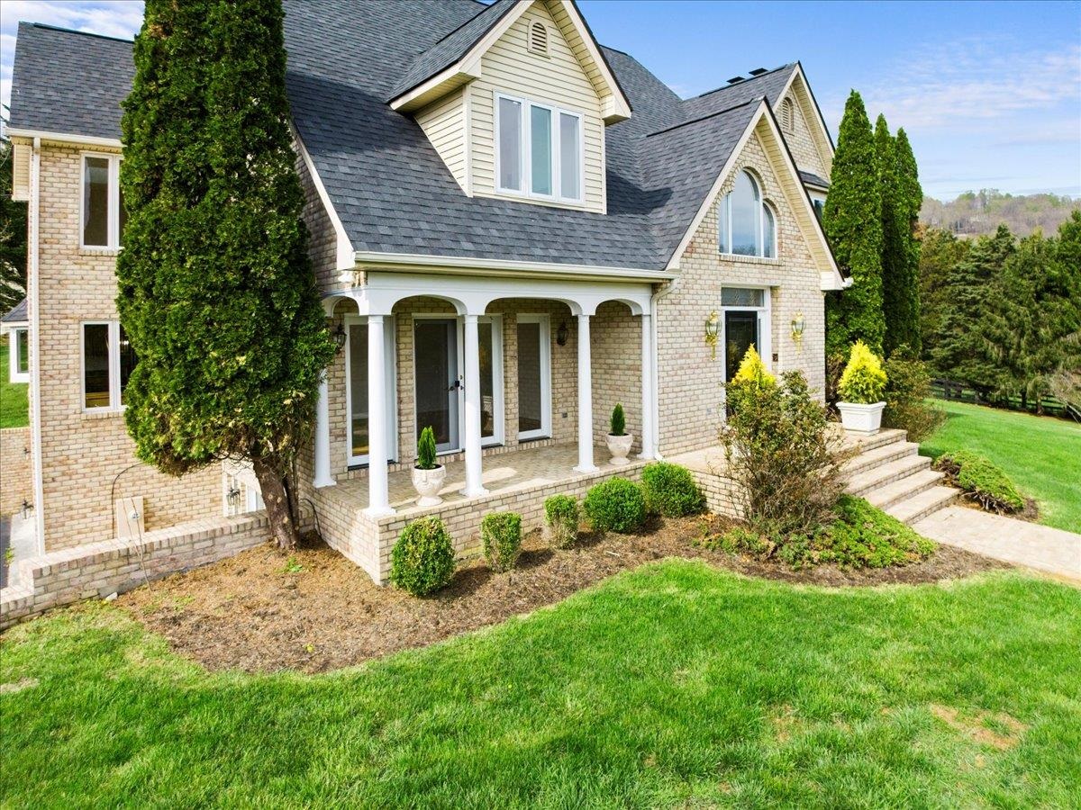 855 DEERCROFT Drive