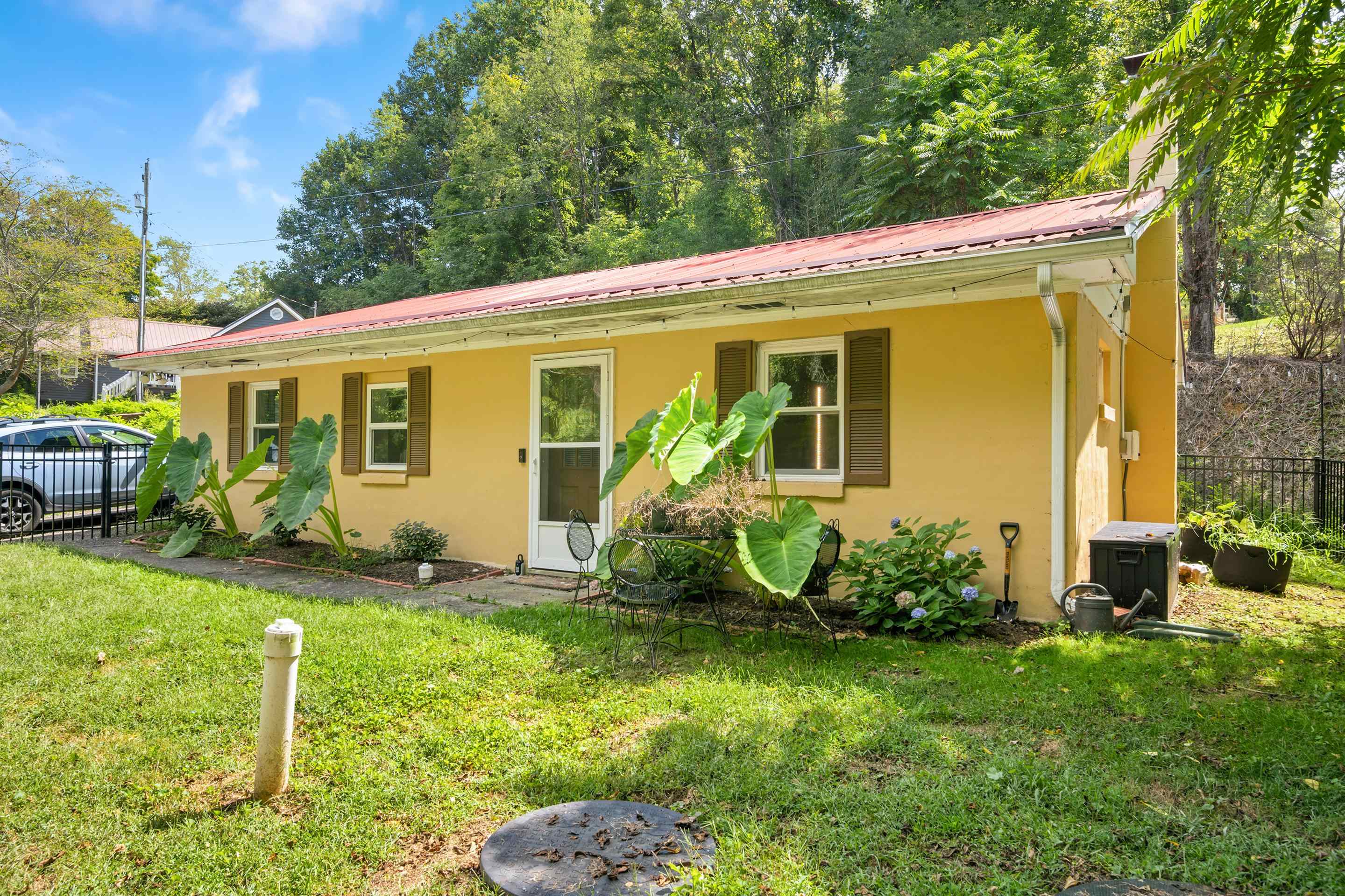 1007 Redbud Road