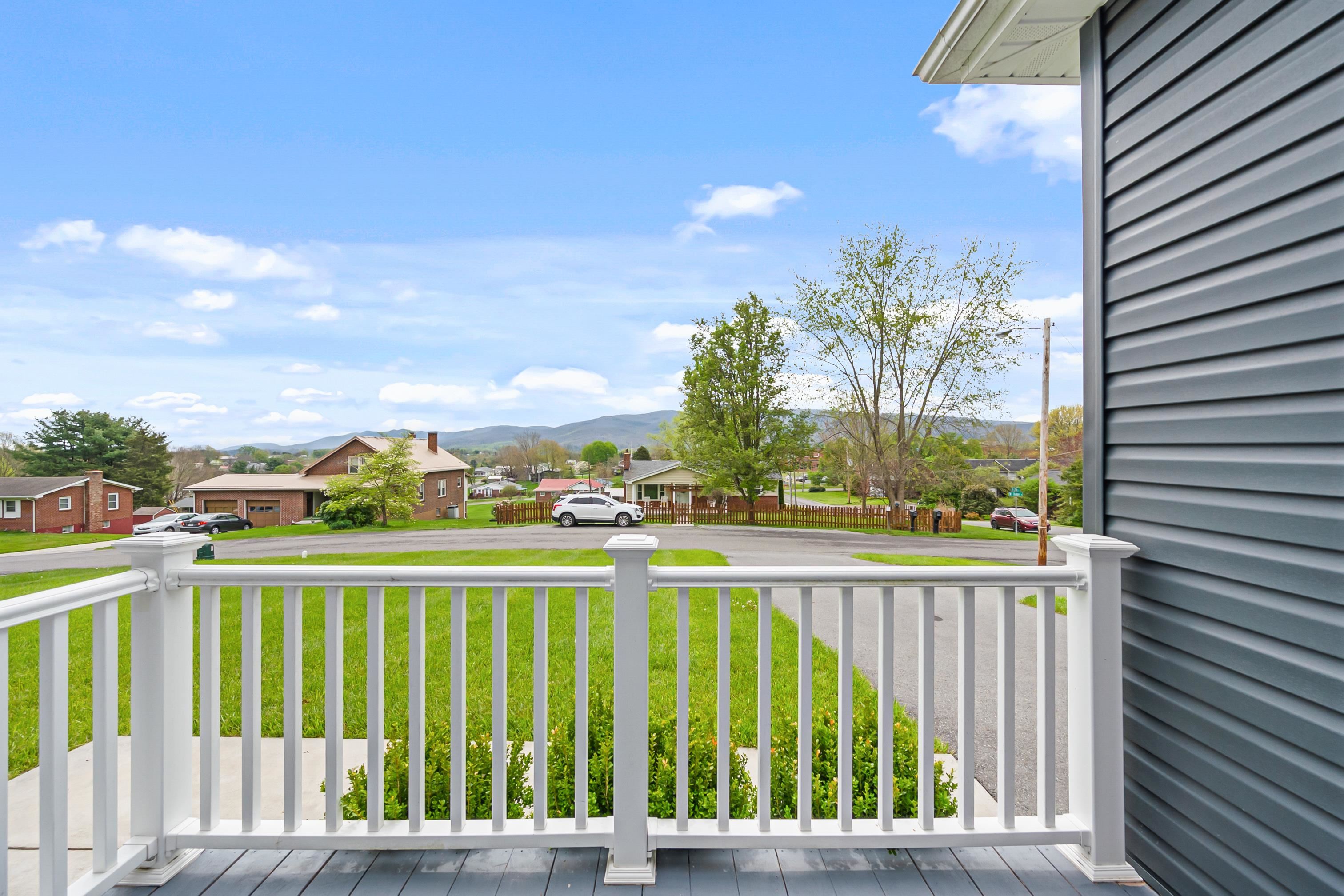 Wytheville, Virginia 24382, United States, 3 Bedrooms Bedrooms, ,3 BathroomsBathrooms,Residential,Pending,59893