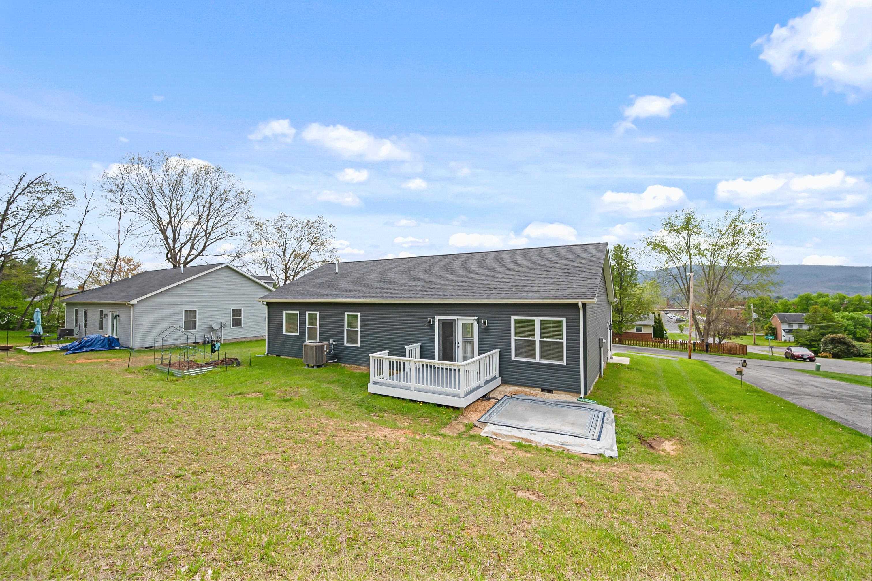 Wytheville, Virginia 24382, United States, 3 Bedrooms Bedrooms, ,3 BathroomsBathrooms,Residential,Pending,59893