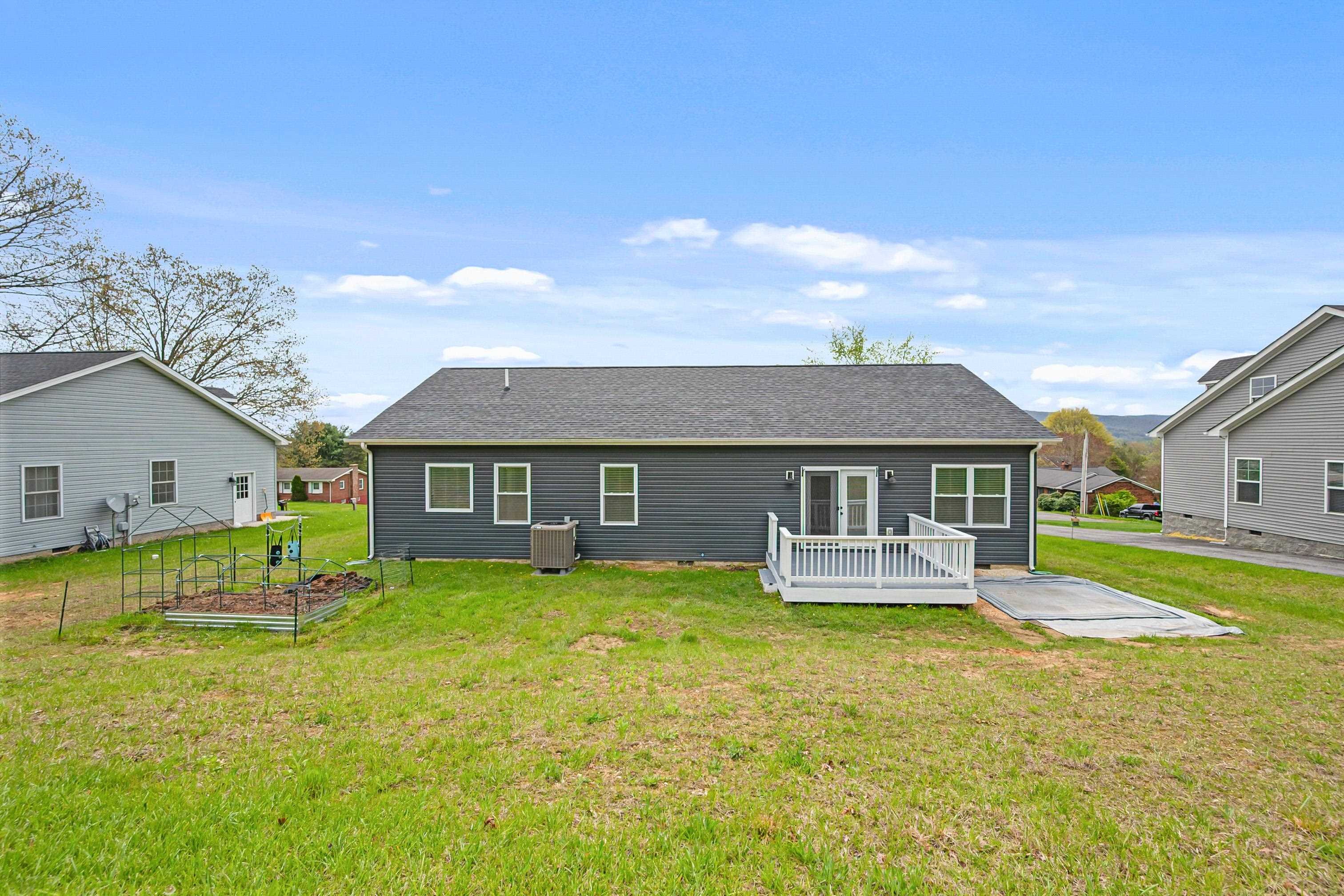 Wytheville, Virginia 24382, United States, 3 Bedrooms Bedrooms, ,3 BathroomsBathrooms,Residential,Pending,59893