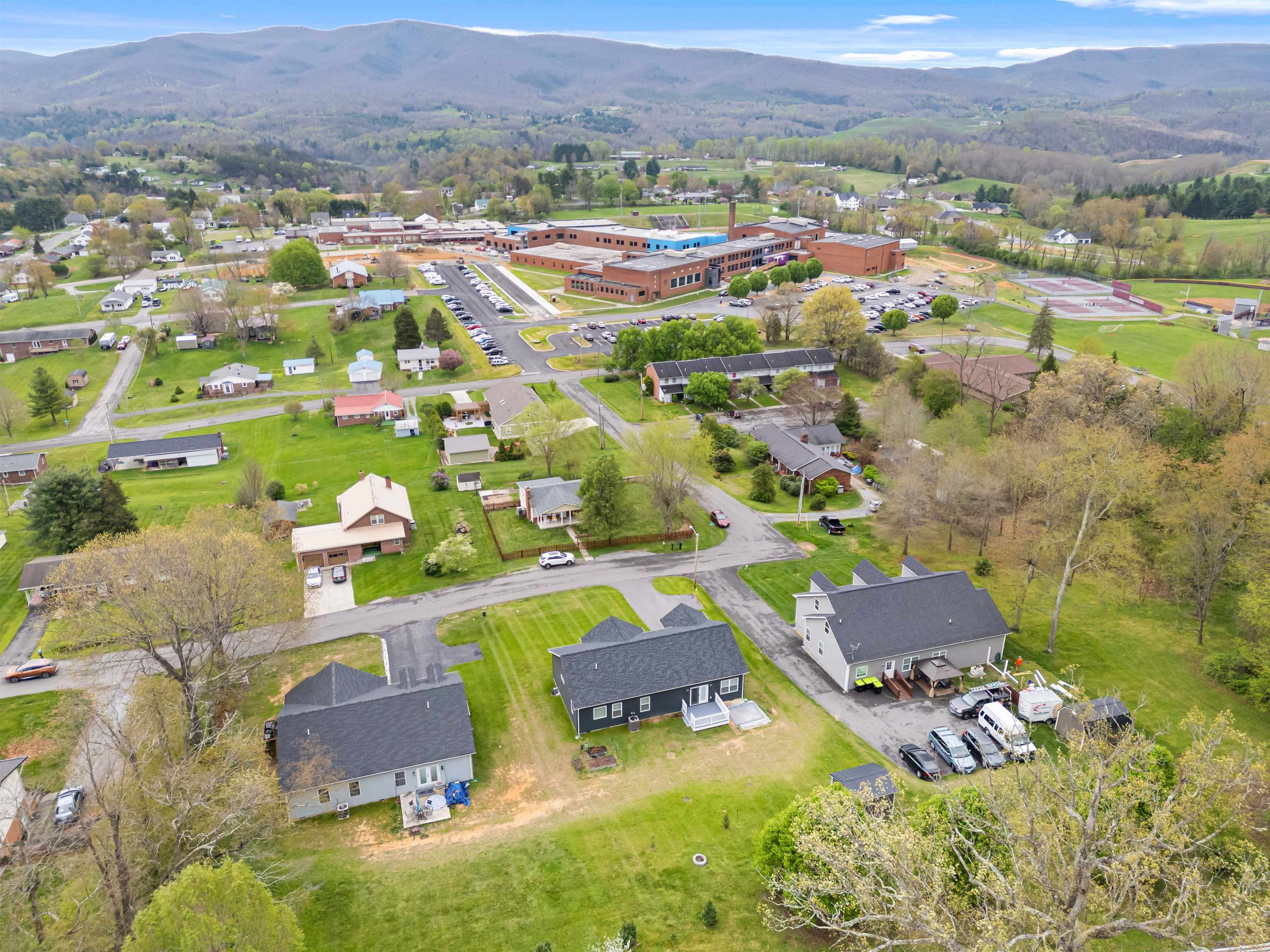 Wytheville, Virginia 24382, United States, 3 Bedrooms Bedrooms, ,3 BathroomsBathrooms,Residential,Pending,59893