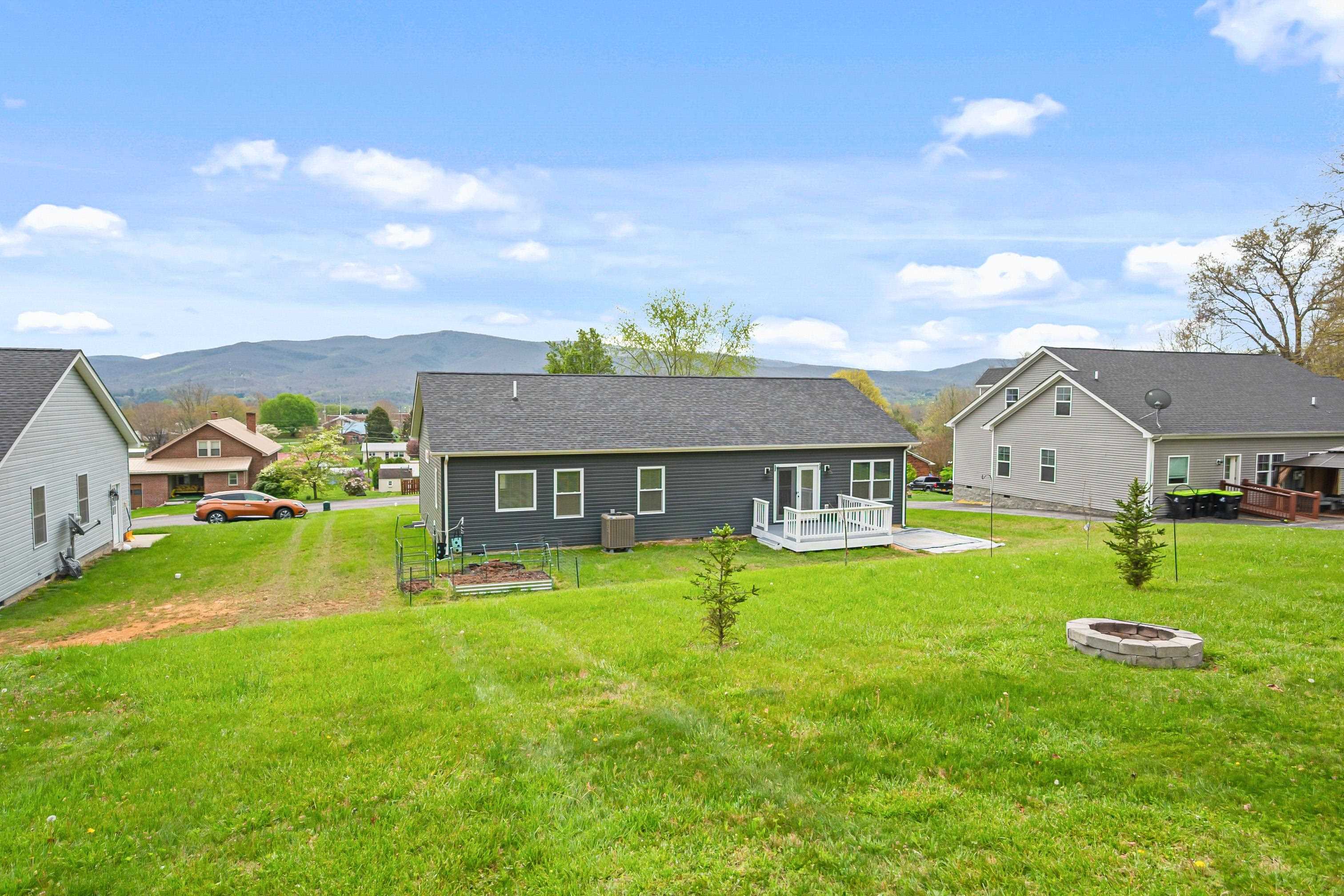 Wytheville, Virginia 24382, United States, 3 Bedrooms Bedrooms, ,3 BathroomsBathrooms,Residential,Pending,59893