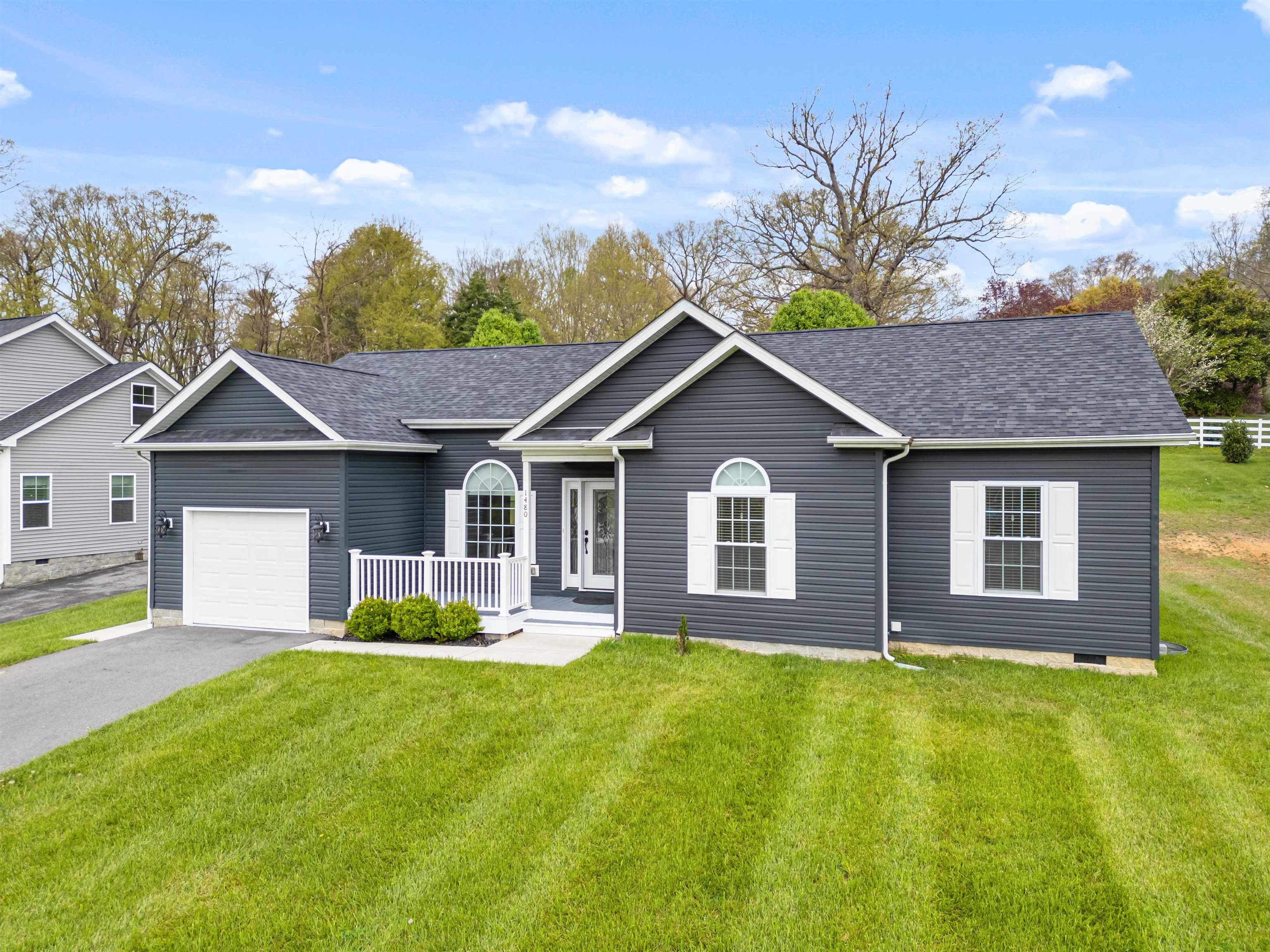 Wytheville, Virginia 24382, United States, 3 Bedrooms Bedrooms, ,3 BathroomsBathrooms,Residential,Pending,59893